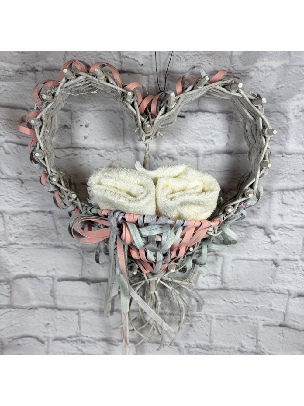 VTG Shabby Chic Cottage Core Wicker Heart Wall Basket Pink Floral Towel Holder - Picture 4 of 16